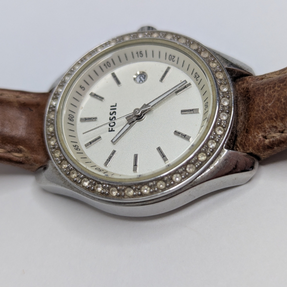 V2K Fossil Womens Watch ES-3026 Date 31mm Case Beige Leather Band Quartz - Picture 3 of 9